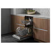 GE Built-In Dishwasher with Three-Level Wash System UDT165SIVII