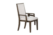 Silla con acolchado blanco y con brazos en marco marrón en un fondo blanco.