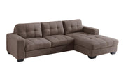 Sofá seccional marrón en forma de L, tapizado en tela, con chaise al lado derecho, asientos y respaldos capitonados, brazos rectos y patas negras sobre un fondo blanco.