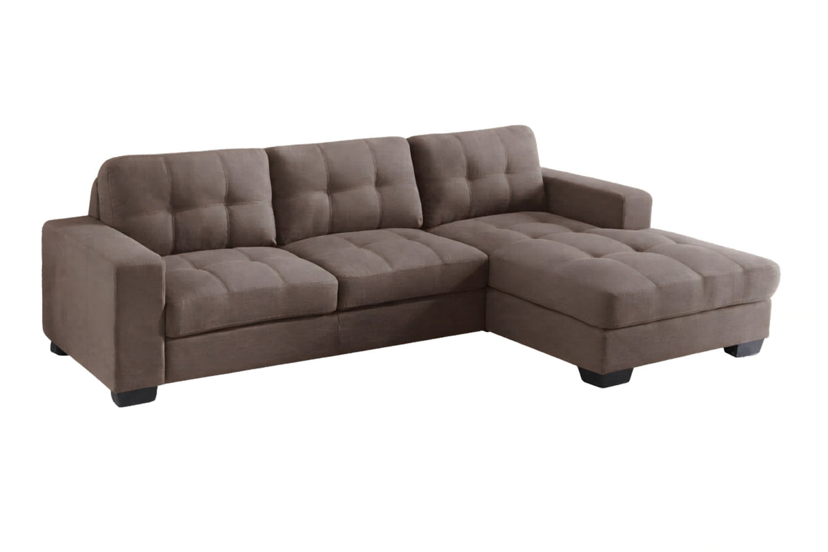 Sofá seccional marrón en forma de L, tapizado en tela, con chaise al lado derecho, asientos y respaldos capitonados, brazos rectos y patas negras sobre un fondo blanco.