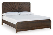Cama marrón oscuro con cabecero decorativo y ropa de cama blanca sobre fondo blanco.