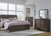 Conjunto de dormitorio marrón oscuro que incluye una cama, un chest y un gavetero con espejo en una ambientación de habitación.