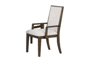 Silla con acolchado blanco y con brazos en marco marrón en un fondo blanco.