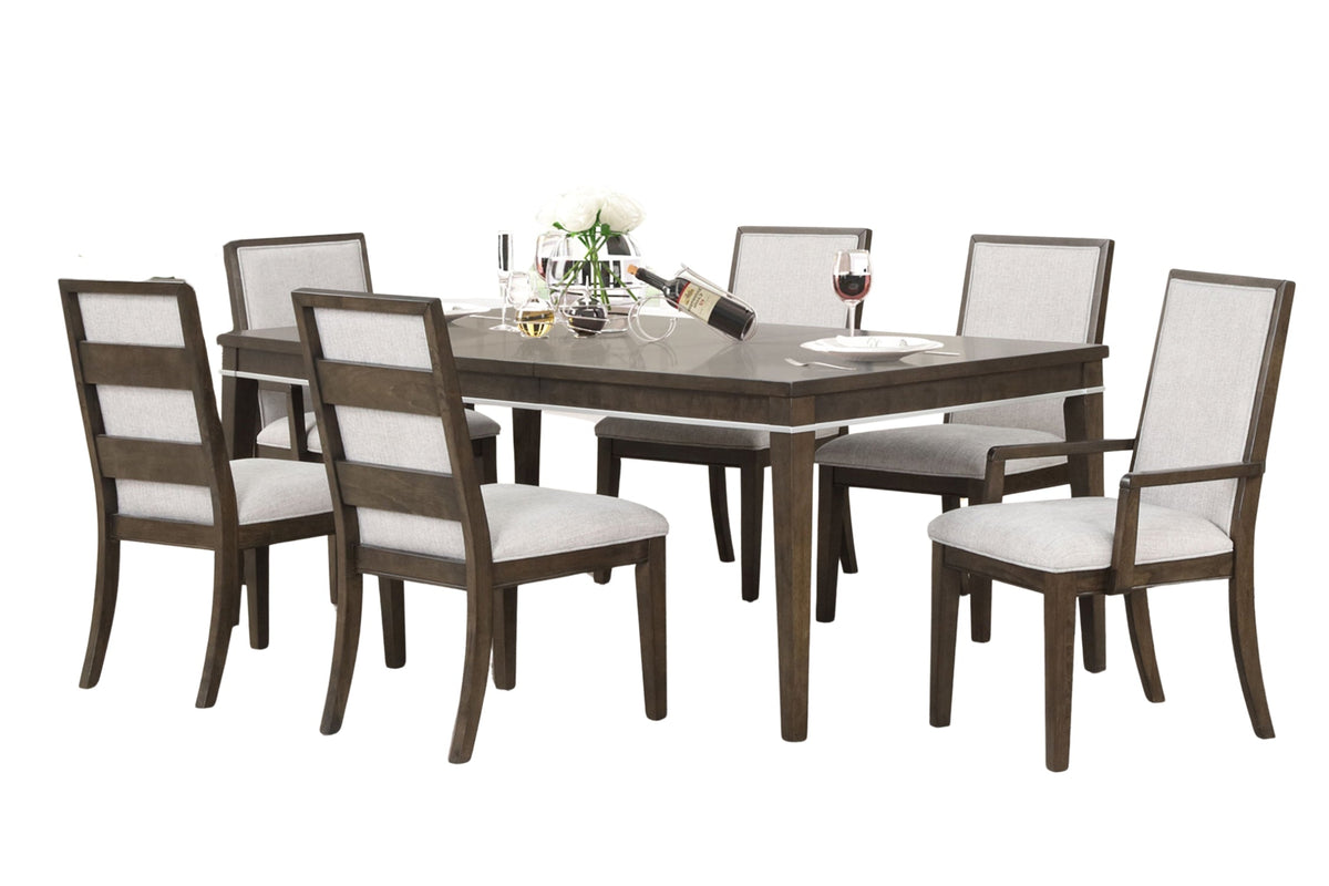 Mesa rectangular marrón con seis sillas con acolchado blanco en marco marrón en un fondo blanco.