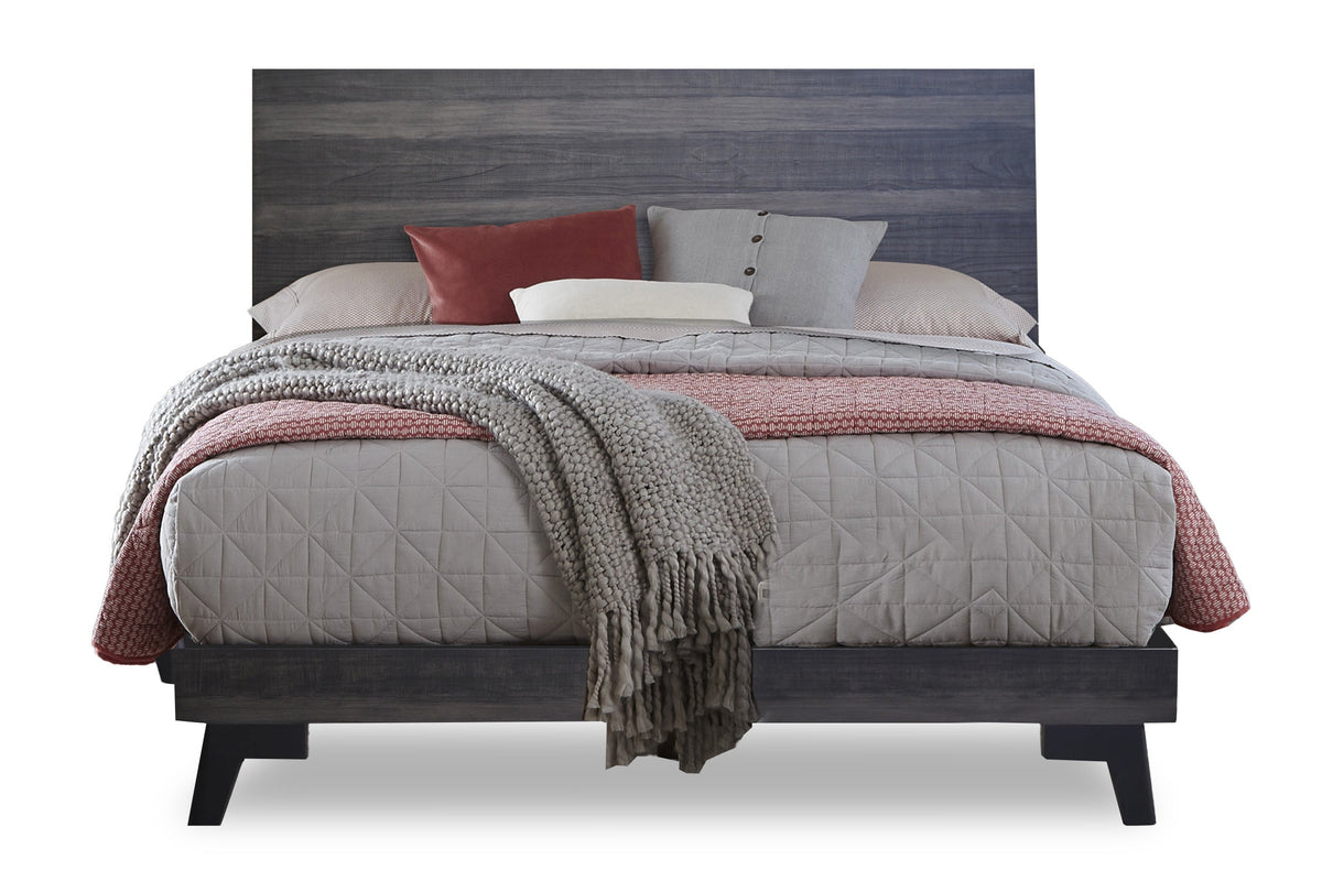 Cama bicolor gris y marrón oscuro con ropa de cama y almohadas grises sobre fondo blanco.