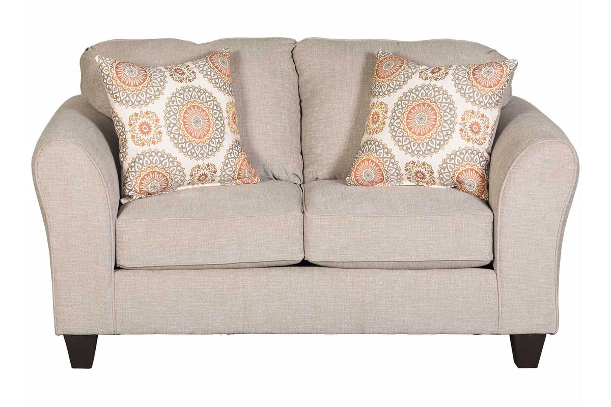 Loveseat de color beige con cojines decorativos sobre un fondo blanco.